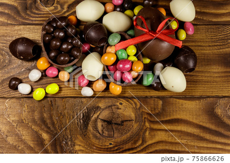 Easter composition with chocolate eggs on wooden background Easter composition with chocolate eggs on wooden background 75866626