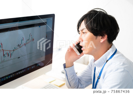 TradingView提供の株式チャートを見て不安そうに通話する株式トレーダ TradingView提供の株式チャートを見て不安そうに通話する株式トレーダ 75867436