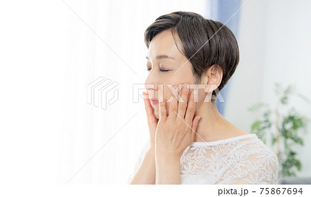 ミドル女性のスキンケアイメージ　美容　アンチエイジング 75867694