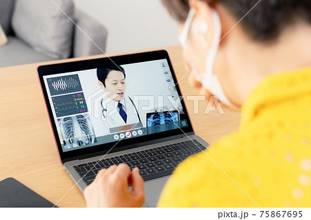遠隔診療を受けるミドル女性 75867695
