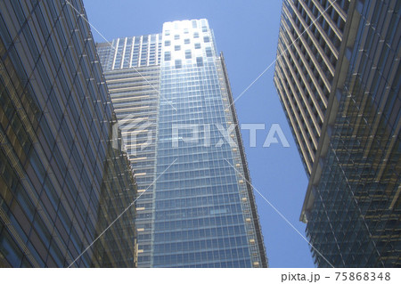 高層ビルに射す光　東京ミッドタウンにて　 75868348