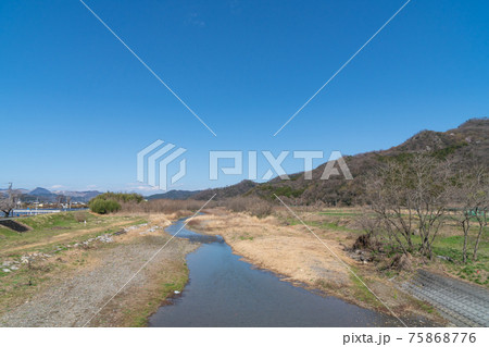 唐沢橋から見た秋山川と諏訪岳（唐沢山ハイキングコース） 75868776