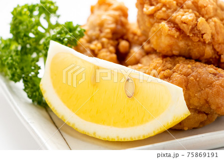 鶏肉の唐揚げに添えらえた、くし切りレモン。 鶏肉の唐揚げに添えらえた、くし切りレモン。 75869191
