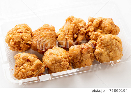 テイクアウトイメージ。透明プラスチック容器に入れられた、鶏肉の唐揚げ。 テイクアウトイメージ。透明プラスチック容器に入れられた、鶏肉の唐揚げ。 75869194