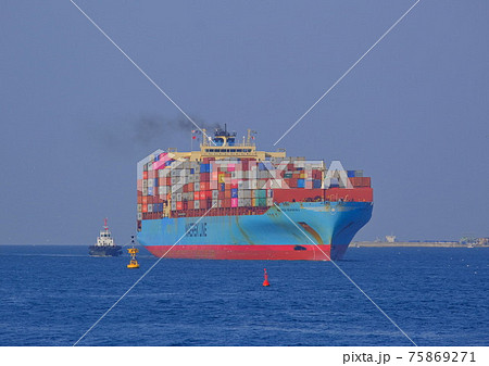 大阪港に入港する大型コンテナ船　 75869271