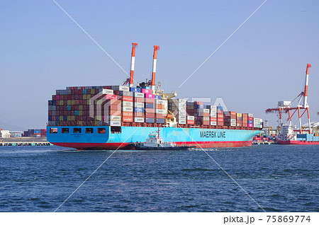夢洲コンテナターミナルのバースに着岸するコンテナ船 75869774