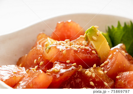 マグロとアボカドのポキ。 マグロとアボカドのポキ。 75869797