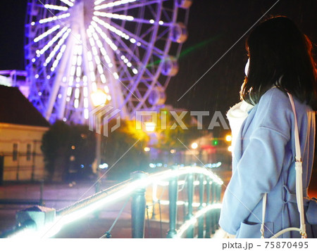 夜の観覧車を見ている女の子 夜の観覧車を見ている女の子 75870495