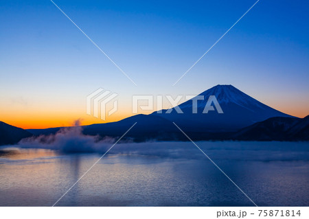 夜明けの富士山 山梨県本栖湖にて 夜明けの富士山 山梨県本栖湖にて 75871814