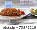 カツカレーとサラダ 75872216