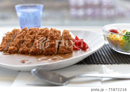 カツカレーとサラダ 75872216