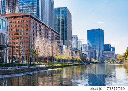 東京　馬場先濠と丸の内の町並み 75872749