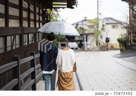 別府の鉄輪温泉を観光する若いカップル 75873502