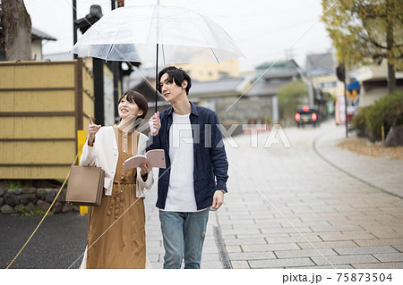 別府の鉄輪温泉を観光する若いカップル 別府の鉄輪温泉を観光する若いカップル 75873504