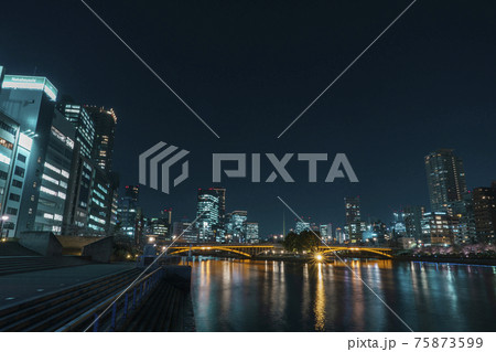 大阪 中之島の夜景 八軒家船着場から 大阪 中之島の夜景 八軒家船着場から 75873599
