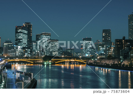 大阪　中之島の夜景　天満橋から 75873604