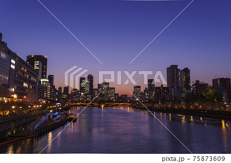 大阪 中之島の夕景 マジックアワー 天満橋から 大阪 中之島の夕景 マジックアワー 天満橋から 75873609