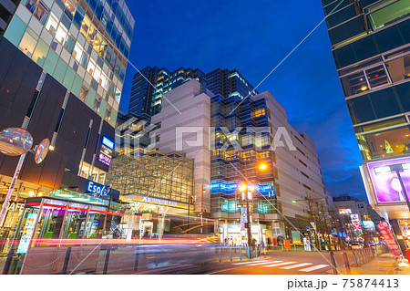 日本の東京都市景観　東京・池袋のメトロポリタンプラザなどを望む 75874413