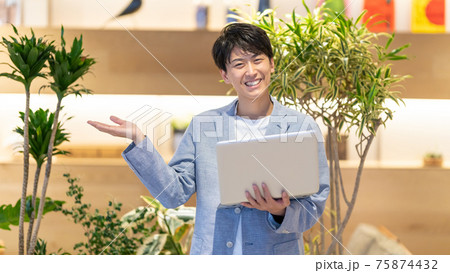 ビジネスマン 男性　オフィス　案内 75874432