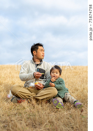 家族写真 河川敷で遊ぶ親子 家族写真 河川敷で遊ぶ親子 75874798