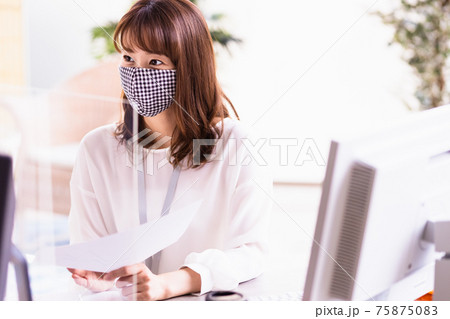 アクリルパーテーション越しに話をするビジネスウーマン アクリルパーテーション越しに話をするビジネスウーマン 75875083