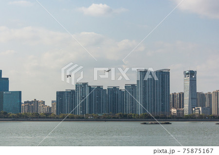 杭州の銭塘江の近代建築風景写真 75875167