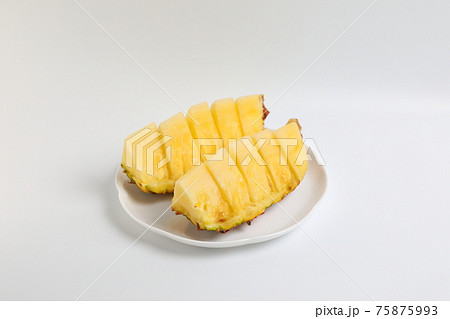 芯まで食べられる台湾パイナップルの写真素材