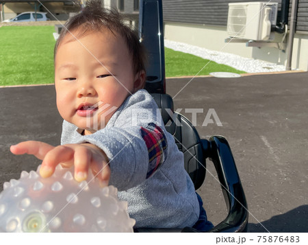 庭でボール遊びをする男の子の赤ちゃんの写真素材