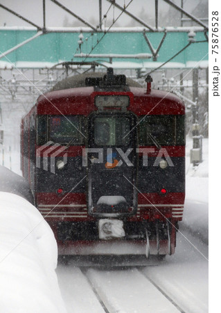 冬の北しなの線115系電車(黒姫駅) 冬の北しなの線115系電車(黒姫駅) 75876528