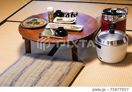 風景、時代、写真　昭和の町家の食卓　昭和の記録　懐かしい昭和の食卓　丸いちゃぶ台を囲む昭和の食卓 75877057
