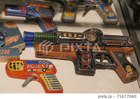 玩具、写真　男の子のあこがれ　西部劇のあこがれ　正義の味方と悪者の戦い 75877060