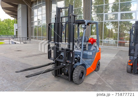 Forklift Outside 75877721