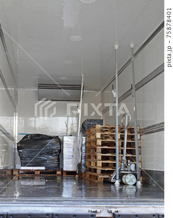 Refrigerated Truck 75878401