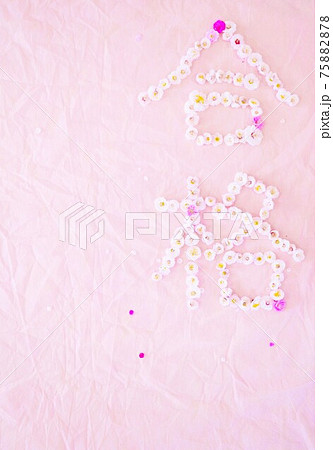 ピンクの背景に大量の白い梅の花で作った縦書きの合格の漢字の写真素材 7578