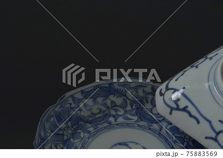 アンティーク 伊万里焼 陶磁器. 絵皿を 黒背景にレイアウト(コピースペース・ソフトフォーカス) アンティーク 伊万里焼 陶磁器. 絵皿を 黒背景にレイアウト(コピースペース・ソフトフォーカス) 75883569