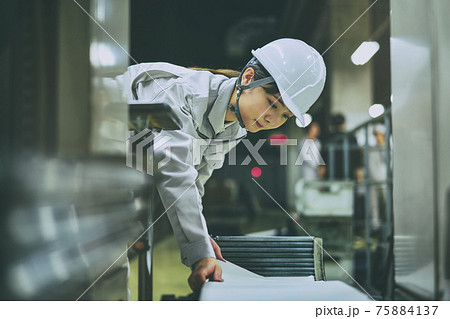 ビジネス　エンジニア　女性 75884137