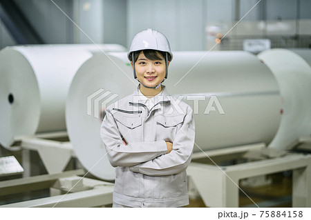 ビジネス　エンジニア　女性 75884158