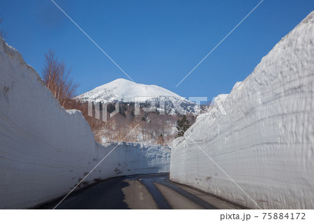 雪の回廊と八甲田大岳 雪の回廊と八甲田大岳 75884172