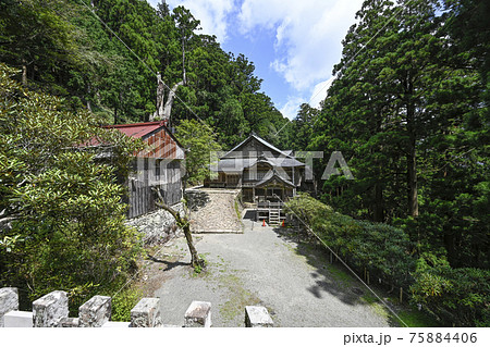 熊野三山の奥の宮　玉置神社本殿より社務所、梵鐘を望む 75884406