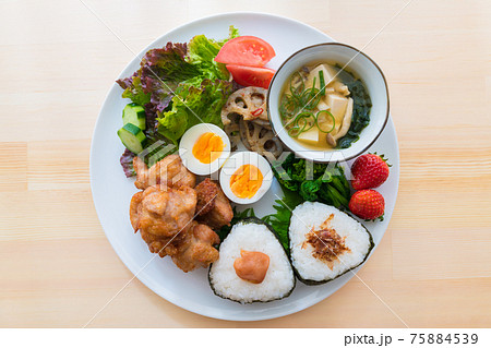 おにぎりの朝ごはんプレート 75884539