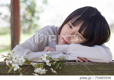 公園の東屋でまどろんでいる女性 公園の東屋でまどろんでいる女性 75885956