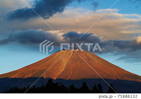 静岡県/ 朝霧高原付近からみる富士山(紅富士)と頂上にかかる雲 静岡県/ 朝霧高原付近からみる富士山(紅富士)と頂上にかかる雲 75886132