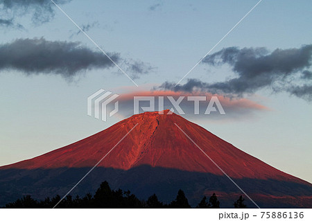 静岡県/ 朝霧高原付近からみる富士山(紅富士)と頂上にかかる雲 静岡県/ 朝霧高原付近からみる富士山(紅富士)と頂上にかかる雲 75886136