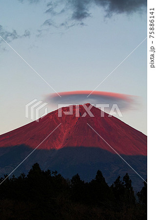 静岡県/ 朝霧高原付近からみる富士山（紅富士）と頂上にかかる雲 75886141