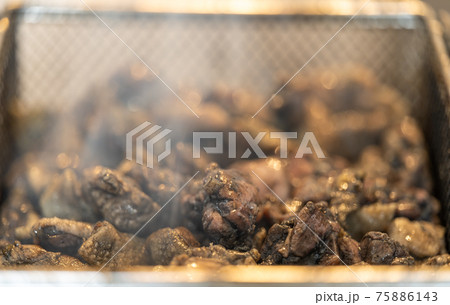 鶏の炭火焼 75886143