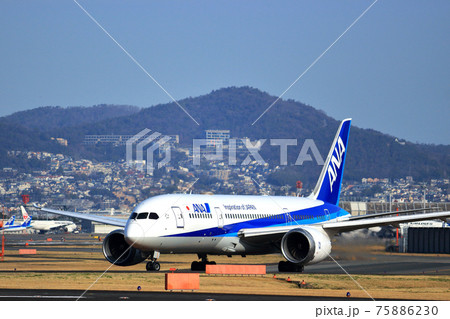 大阪国際空港 飛行機 滑走路 タキシング 大阪国際空港 飛行機 滑走路 タキシング 75886230