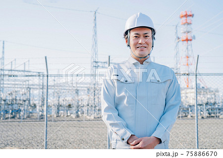 電気工事士・電力会社・作業着を着た男性 電気工事士・電力会社・作業着を着た男性 75886670
