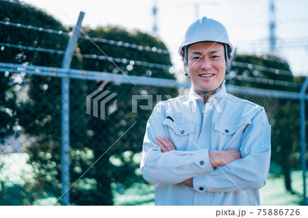 電気工事士・電力会社・作業着を着た男性 電気工事士・電力会社・作業着を着た男性 75886726