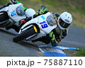 サーキットでハングオンをしているバイク 75887110