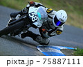 サーキットでハングオンをしているバイク 75887111